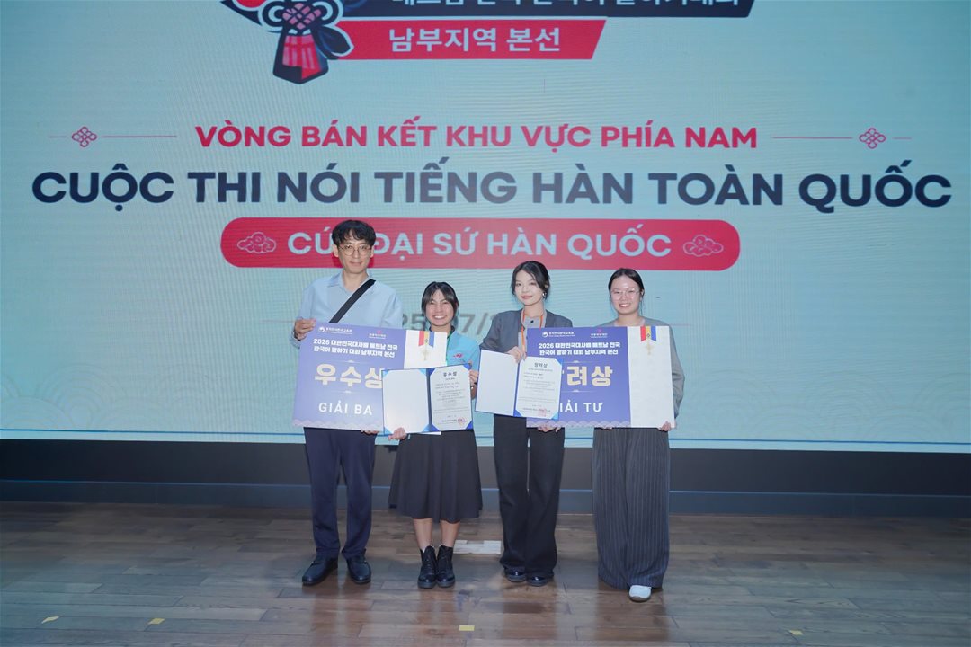 Sinh viên LHU "càn quét" giải thưởng toàn quốc, khẳng định bản lĩnh ngoại ngữ giữa mùa hè 2026 Mùa hè 2026 ghi dấu một mùa gặt hái thành tích đầy ấn tượng của sinh viên Trường Đại học Lạc Hồng (LHU). Liên tiếp chinh phục các sân chơi học thuật uy tín trên toàn quốc ở các ngôn ngữ Hàn, Trung và Nhật, sinh viên LHU đã mang về nhiều giải thưởng nổi bật, tiếp tục khẳng định chất lượng đào tạo ngoại ngữ và năng lực hội nhập quốc tế của Nhà trường. Mở đầu chuỗi thành tích là chiến thắng ấn tượng của sinh viên ngành Hàn Quốc học tại Cuộc thi Hùng biện Tiếng Hàn Thế giới lần thứ 30 và Cuộc thi Hùng biện K-SPEECH Việt Nam lần thứ 14. Sau một ngày tranh tài cùng các đội đến từ nhiều trường đại học trên cả nước, đoàn LHU đã bảo vệ thành công ngôi Quán quân hạng mục hùng biện tập thể, tiếp nối thành tích Giải Nhất của mùa giải trước. Bên cạnh đó, sinh viên Vũ Ngọc Khánh còn xuất sắc giành Giải Nhì hạng mục hùng biện cá nhân khối đại học.  Chia sẻ sau cuộc thi, sinh viên Vũ Ngọc Khánh cho biết: "Điều em nhận được không chỉ là giải thưởng mà còn là sự trưởng thành sau quá trình học tập và rèn luyện tại LHU. Thầy cô luôn tạo điều kiện để chúng em luyện kỹ năng thuyết trình, phản biện, làm việc nhóm và sử dụng tiếng Hàn trong nhiều tình huống thực tế. Chính những trải nghiệm đó đã giúp em tự tin hơn khi bước lên sân khấu của một cuộc thi toàn quốc."  Tập thể ngành Hàn Quốc học LHU đạt giải tại cuộc thi  Không dừng lại ở đó, tại Cuộc thi Nói tiếng Hàn toàn quốc - Cúp Đại sứ Hàn Quốc năm 2026, sinh viên Phạm Thúy Uyên (lớp 23DH111) đã xuất sắc đạt Giải Ba khối Chuyên ngành, trong khi Vũ Thị Phương Thảo (lớp 25DH111) giành Giải Khuyến khích khối Ngoài chuyên ngành. Hai giải thưởng tiếp tục nối dài bảng vàng thành tích của ngành Hàn Quốc học tại các sân chơi học thuật cấp quốc gia.  Sinh viên Phạm Thúy Uyên Đạt Giải Ba của Cuộc thi &  Sinh viên Vũ Thị Phương Thảo Đạt Giải Khuyến khích Cuộc thi  Ở lĩnh vực tiếng Trung, sinh viên ngành Ngôn ngữ Trung Quốc tiếp tục ghi dấu ấn tại Cuộc thi Lồng tiếng Hán ngữ mở rộng lần III do Trường Đại học Văn Hiến tổ chức. Vượt qua nhiều đội thi đến từ các trường đại học khu vực phía Nam, sinh viên LHU đã mang về 03 giải thưởng, gồm 02 Giải Khuyến khích dành cho sinh viên Trần Phạm Yến Nhi và sinh viên Nguyễn Thị Duy Như, cùng Giải Tiết mục được yêu thích nhất dành cho sinh viên Nguyễn Thị Duy Như.  Sinh viên Nguyễn Thị Duy Như đạt giải Tiết mục được yêu thích nhất  Sinh viên Trần Phạm Yến Nhi và Nguyễn Thị Duy Như  đạt giải khuyến khích chung cuộc  Khép lại chuỗi thành tích mùa hè là dấu ấn của sinh viên ngành Nhật Bản học - Trương Quyền Linh (lớp 25DN111) tại Cuộc thi Hùng biện tiếng Nhật mở rộng lần thứ 6 năm 2026. Với phần hùng biện chỉn chu, phong thái tự tin và khả năng sử dụng tiếng Nhật lưu loát, Quyền Linh đã xuất sắc giành Giải Khuyến khích, góp thêm một thành tích đáng tự hào cho sinh viên LHU. Quyền Linh tự hào chia sẻ: “Thành tích em có được ngày hôm nay là cả một quá trình luyện tập lâu dài, luôn có thầy cô đồng hành và hỗ trợ em. Chính những điều đó đã giúp em bình tĩnh, tự tin truyền tải thông điệp của mình tại cuộc thi và đạt được kết quả xứng đáng.”  Sinh viên Trương Quyền Linh đạt Giải Khuyến khích tại cuộc thi Liên tiếp gặt hái giải thưởng ở nhiều cuộc thi học thuật uy tín là minh chứng rõ nét cho chất lượng đào tạo ngoại ngữ theo định hướng thực hành, hội nhập quốc tế của Trường Đại học Lạc Hồng. Những thành tích này không chỉ thể hiện sự nỗ lực, bản lĩnh và tinh thần chinh phục của sinh viên mà còn phản ánh sự đồng hành của đội ngũ giảng viên trong việc bồi dưỡng chuyên môn, kỹ năng và khả năng hội nhập.