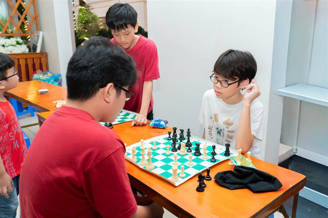 LHU gắn kết yêu thương, lan tỏa giá trị gia đình trong mùa Tết Trung thu  Hướng đến chào mừng kỷ niệm 29 năm thành lập Trường Đại học Lạc Hồng (24/9/1997 – 24/9/2026), chiều ngày 19/9, Trường Đại học Lạc Hồng đã tổ chức chương trình “Ngày hội Gia đình LHU” và “Tết Trung thu – Tết LHU” dành cho con Nhà giáo, Người lao động (NGNLĐ) năm 2026, mở đầu cho không khí kỷ niệm bằng những khoảnh khắc vui tươi, ấm áp. Chương trình có sự tham dự của đông đảo gia đình cán bộ, giảng viên, người lao động cơ hữu trong trường, tạo nên không gian giao lưu gần gũi và đầy tiếng cười.   Chương trình ảo thuật, tạo hình bong bóng dành cho các em nhỏ  Mở đầu hoạt động, chương trình “Ngày hội Gia đình LHU” mang đến nhiều sân chơi dành cho các gia đình và các em nhỏ. Các cuộc thi Karaoke gia đình LHU, Tài năng nhí LHU, cờ tướng, cờ vua trở thành dịp để các thành viên cùng tham gia, thể hiện năng khiếu và tạo nên những khoảnh khắc đáng nhớ. Không khí ngày hội thêm phần sôi nổi khi các gia đình cùng cổ vũ, chia sẻ niềm vui trong các hoạt động chung.  Hội thi cờ tướng, cờ vua cho con NGNLĐ  Những hoạt động quen thuộc của mùa trăng tháng Tám được tái hiện qua chương trình “Tết Trung thu - Tết LHU” đưa các em nhỏ bước vào không gian Trung thu đầy màu sắc với trò chơi dân gian có thưởng, nặn bong bóng, thưởng thức bắp rang bơ, kẹo bông gòn, xem múa lân, rước đèn, ảo thuật và cùng nhau phá cỗ.    Một số trò chơi vận động, trò chơi dân gian có thưởng tại chỗ   Thông qua chương trình, Nhà trường thể hiện sự quan tâm đến đời sống tinh thần của NGNLĐ và gia đình, đồng thời tạo thêm không gian để các thành viên cùng kết nối và lưu giữ những kỷ niệm đẹp. Đây cũng là một trong những hoạt động góp phần vun đắp tinh thần đoàn kết, sẻ chia trong tập thể LHU.   Đại gia đình LHU vui Trung thu cùng các em nhỏ  Đặc biệt, diễn ra trong thời điểm hướng đến dấu mốc 29 năm thành lập Trường Đại học Lạc Hồng, những khoảnh khắc sum vầy của các gia đình càng góp phần làm nên không khí đặc biệt của mùa kỷ niệm. Từ những sân chơi nhỏ dành cho các em đến những phút giây giao lưu của các gia đình, tinh thần gắn bó và đồng hành tiếp tục được lan tỏa, tạo nên một mùa Trung thu trọn vẹn trong mái nhà chung LHU.