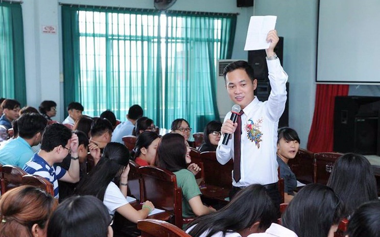 TS. Nguyễn Hoàng Khắc Hiếu và sinh viên ĐH Lạc Hồng