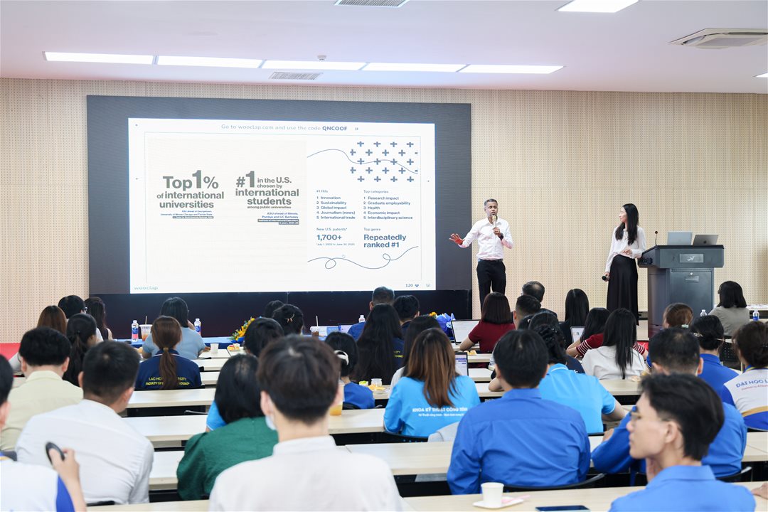 LHU tăng cường quốc tế hóa cùng Workshop “Powered by ASU – Cơ hội học tập quốc tế từ LHU”  Chiều ngày 13/5/2026, Trường Đại học Lạc Hồng (LHU) đã tổ chức workshop tập huấn “Powered by ASU – Cơ hội học tập quốc tế từ LHU” tại hội trường A301, cơ sở 1 của Nhà trường. Chương trình hướng đến việc giới thiệu mô hình đào tạo theo chuẩn quốc tế, đồng thời giúp cán bộ, giảng viên và đội ngũ tuyển sinh hiểu rõ hơn về định hướng hội nhập giáo dục toàn cầu mà LHU đang triển khai thông qua hợp tác với Arizona State University (ASU – Hoa Kỳ). Hình 1.  Chương trình có sự tham dự của PGS.TS Nguyễn Thanh Lâm – Phó Hiệu trưởng Nhà trường, cùng đại diện lãnh đạo các khoa, phòng, ban, trung tâm và toàn thể cán bộ, giảng viên, cộng tác viên tham gia công tác tuyển sinh tại Trường. Đặc biệt, chương trình có sự góp mặt của ông Kevin Lowrence – Giám đốc Chương trình Liên kết quốc tế, Cintana Education và Bà Jeannie Wong – Giám đốc Tuyển sinh, Cintana Education. Hình 2. Ông Kevin Lowrence – Giám đốc Chương trình Liên kết quốc tế, Cintana Education chia sẻ về xu hướng giáo dục và mô hình đào tạo quốc tế.  Workshop được tổ chức trong bối cảnh LHU đang từng bước triển khai chương trình Powered by ASU (PBA) sau khi chính thức tham gia Liên minh Cintana cùng Arizona State University (ASU – Hoa Kỳ). Đây là hoạt động nhằm cập nhật xu hướng giáo dục quốc tế, đồng thời nâng cao năng lực triển khai công tác đào tạo, tuyển sinh và truyền thông theo định hướng hội nhập toàn cầu của Nhà trường. Hình 3. Bà Jeannie Wong – Giám đốc Tuyển sinh, Cintana Education chia sẻ tại chương trình. Tại chương trình, đại diện Cintana Education đã giới thiệu tổng quan về Arizona State University (ASU), ý nghĩa và giá trị của chương trình Powered by ASU tại LHU. Các nội dung chia sẻ tập trung vào xu hướng giáo dục hiện đại, kỹ năng cần thiết của công dân toàn cầu, trải nghiệm học tập theo định hướng quốc tế cũng như cơ hội phát triển dành cho sinh viên trong môi trường giáo dục hội nhập. Hình 4.  Bên cạnh đó, workshop còn mang đến nhiều góc nhìn thực tế thông qua phần chia sẻ từ đại diện các khoa về hành trình triển khai chương trình, trải nghiệm học tập và các hoạt động truyền thông liên quan đến Powered by ASU tại LHU. Đây cũng là dịp để đội ngũ cán bộ, giảng viên và cộng tác viên tuyển sinh hiểu rõ hơn về thông điệp cốt lõi, định hướng phát triển quốc tế của Nhà trường trong giai đoạn mới. Hình 5. (HÌNH ĐẠI DIỆN) Thông qua sự kiện, LHU tiếp tục khẳng định định hướng đẩy mạnh quốc tế hóa giáo dục, mở rộng môi trường học tập hiện đại và nâng cao trải nghiệm cho sinh viên theo tiêu chuẩn quốc tế.