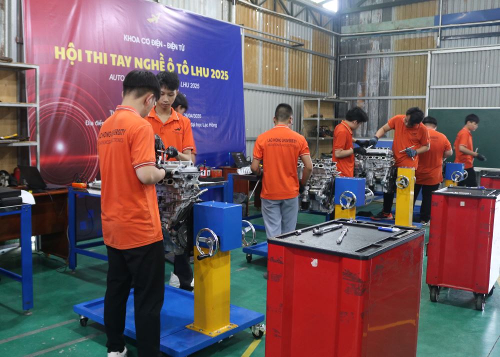 Sinh viên ngành Công nghệ Kỹ thuật Ô tô rèn luyện tại nghề tại LHU 
