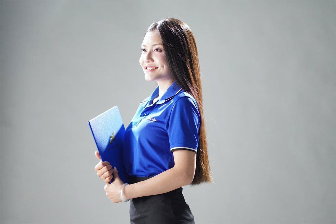 Vòng sơ tuyển Nét đẹp sinh viên Lạc Hồng 2026: 160 thí sinh, chỉ 46 người đi tiếp  Dưới góc nhìn của một sân chơi sinh viên, vòng Sơ khảo của Nét đẹp Sinh viên Lạc Hồng 2026 không đơn thuần là bước “lọc hồ sơ”, mà đang dần hé lộ những gương mặt có khả năng định hình cục diện mùa giải. Khi hơn 160 thí sinh bước vào “Thử thách Studio”, điều đọng lại không chỉ là số lượng, mà là sự xuất hiện rõ nét của những cá nhân có chiến lược thể hiện bản thân.  Điểm đáng chú ý của mùa giải năm nay nằm ở sự “đồng đều nhưng không hòa lẫn”. Nhiều thí sinh không chọn cách an toàn, mà chủ động xây dựng hình ảnh cá nhân ngay từ vòng đầu tiên. Từ ánh nhìn, cách kiểm soát biểu cảm đến lựa chọn trang phục ở cả 2 lượt thi: Chụp trang phục tự chọn (trắng/đen), Chụp đồng phục Khoa/Ngành - tất cả cho thấy sự chuẩn bị có chủ đích, thay vì chỉ là phản xạ trước ống kính.   Ở góc độ chuyên môn, có thể nhận ra một nhóm thí sinh “mạnh” đang dần lộ diện. Họ không nhất thiết là những gương mặt hoàn hảo nhất về ngoại hình, nhưng lại sở hữu những yếu tố quan trọng hơn: khả năng làm chủ không gian, sự ổn định trong phong thái và đặc biệt là tư duy thể hiện bản thân. Trong một thử thách chỉ vỏn vẹn 5 phút, việc tạo ra dấu ấn đủ sâu để được nhớ đến đã trở thành thước đo rõ ràng cho bản lĩnh.   Một thay đổi đáng ghi nhận là cách thí sinh tiếp cận cuộc thi. Nếu trước đây, nhiều bạn xem đây là sân chơi trải nghiệm, thì năm nay, không ít thí sinh bước vào với tâm thế của những “người chơi có chiến lược”. Họ hiểu mình cần gì, cần thể hiện điều gì và làm thế nào để khác biệt. Chính điều đó khiến vòng Sơ khảo không còn là bước đệm nhẹ nhàng, mà trở thành “vòng đấu trí” đầu tiên.   Tuy nhiên, sự xuất hiện của những gương mặt nổi bật cũng đồng nghĩa với việc cuộc cạnh tranh trở nên khốc liệt hơn. Khi khoảng cách giữa các thí sinh ngày càng thu hẹp, yếu tố quyết định không còn nằm ở vẻ ngoài, mà ở khả năng duy trì phong độ và phát triển qua từng vòng thi.  Sơ khảo khép lại, nhưng đồng thời mở ra một bức tranh rõ nét hơn về hành trình phía trước. Những thí sinh “mạnh” đã bắt đầu được gọi tên - không phải bằng danh hiệu, mà bằng cách họ khiến người khác phải nhớ.    Và trong một cuộc thi mà dấu ấn cá nhân là “tấm vé đi tiếp”, thì việc được nhớ đến… chính là lợi thế đầu tiên.Top 46 Nét đẹp Sinh viên Lạc Hồng 2026 sẽ chính thức được công bố vào 19:00 ngày 31/03/2026 trên Fanpage Lac Hong University.   Một số hình ảnh: