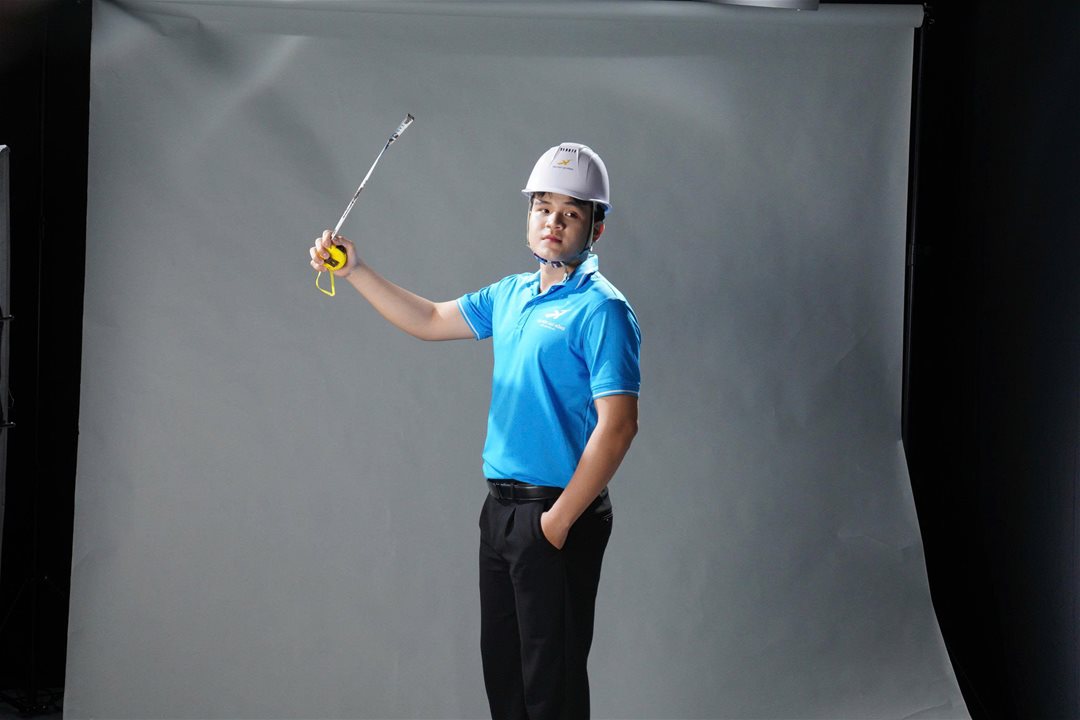 Vòng sơ tuyển Nét đẹp sinh viên Lạc Hồng 2026: 160 thí sinh, chỉ 46 người đi tiếp  Dưới góc nhìn của một sân chơi sinh viên, vòng Sơ khảo của Nét đẹp Sinh viên Lạc Hồng 2026 không đơn thuần là bước “lọc hồ sơ”, mà đang dần hé lộ những gương mặt có khả năng định hình cục diện mùa giải. Khi hơn 160 thí sinh bước vào “Thử thách Studio”, điều đọng lại không chỉ là số lượng, mà là sự xuất hiện rõ nét của những cá nhân có chiến lược thể hiện bản thân.  Điểm đáng chú ý của mùa giải năm nay nằm ở sự “đồng đều nhưng không hòa lẫn”. Nhiều thí sinh không chọn cách an toàn, mà chủ động xây dựng hình ảnh cá nhân ngay từ vòng đầu tiên. Từ ánh nhìn, cách kiểm soát biểu cảm đến lựa chọn trang phục ở cả 2 lượt thi: Chụp trang phục tự chọn (trắng/đen), Chụp đồng phục Khoa/Ngành - tất cả cho thấy sự chuẩn bị có chủ đích, thay vì chỉ là phản xạ trước ống kính.   Ở góc độ chuyên môn, có thể nhận ra một nhóm thí sinh “mạnh” đang dần lộ diện. Họ không nhất thiết là những gương mặt hoàn hảo nhất về ngoại hình, nhưng lại sở hữu những yếu tố quan trọng hơn: khả năng làm chủ không gian, sự ổn định trong phong thái và đặc biệt là tư duy thể hiện bản thân. Trong một thử thách chỉ vỏn vẹn 5 phút, việc tạo ra dấu ấn đủ sâu để được nhớ đến đã trở thành thước đo rõ ràng cho bản lĩnh.   Một thay đổi đáng ghi nhận là cách thí sinh tiếp cận cuộc thi. Nếu trước đây, nhiều bạn xem đây là sân chơi trải nghiệm, thì năm nay, không ít thí sinh bước vào với tâm thế của những “người chơi có chiến lược”. Họ hiểu mình cần gì, cần thể hiện điều gì và làm thế nào để khác biệt. Chính điều đó khiến vòng Sơ khảo không còn là bước đệm nhẹ nhàng, mà trở thành “vòng đấu trí” đầu tiên.   Tuy nhiên, sự xuất hiện của những gương mặt nổi bật cũng đồng nghĩa với việc cuộc cạnh tranh trở nên khốc liệt hơn. Khi khoảng cách giữa các thí sinh ngày càng thu hẹp, yếu tố quyết định không còn nằm ở vẻ ngoài, mà ở khả năng duy trì phong độ và phát triển qua từng vòng thi.  Sơ khảo khép lại, nhưng đồng thời mở ra một bức tranh rõ nét hơn về hành trình phía trước. Những thí sinh “mạnh” đã bắt đầu được gọi tên - không phải bằng danh hiệu, mà bằng cách họ khiến người khác phải nhớ.    Và trong một cuộc thi mà dấu ấn cá nhân là “tấm vé đi tiếp”, thì việc được nhớ đến… chính là lợi thế đầu tiên.Top 46 Nét đẹp Sinh viên Lạc Hồng 2026 sẽ chính thức được công bố vào 19:00 ngày 31/03/2026 trên Fanpage Lac Hong University.   Một số hình ảnh: