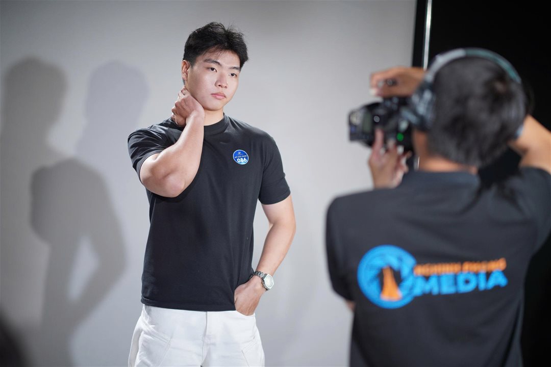 Vòng sơ tuyển Nét đẹp sinh viên Lạc Hồng 2026: 160 thí sinh, chỉ 46 người đi tiếp  Dưới góc nhìn của một sân chơi sinh viên, vòng Sơ khảo của Nét đẹp Sinh viên Lạc Hồng 2026 không đơn thuần là bước “lọc hồ sơ”, mà đang dần hé lộ những gương mặt có khả năng định hình cục diện mùa giải. Khi hơn 160 thí sinh bước vào “Thử thách Studio”, điều đọng lại không chỉ là số lượng, mà là sự xuất hiện rõ nét của những cá nhân có chiến lược thể hiện bản thân.  Điểm đáng chú ý của mùa giải năm nay nằm ở sự “đồng đều nhưng không hòa lẫn”. Nhiều thí sinh không chọn cách an toàn, mà chủ động xây dựng hình ảnh cá nhân ngay từ vòng đầu tiên. Từ ánh nhìn, cách kiểm soát biểu cảm đến lựa chọn trang phục ở cả 2 lượt thi: Chụp trang phục tự chọn (trắng/đen), Chụp đồng phục Khoa/Ngành - tất cả cho thấy sự chuẩn bị có chủ đích, thay vì chỉ là phản xạ trước ống kính.   Ở góc độ chuyên môn, có thể nhận ra một nhóm thí sinh “mạnh” đang dần lộ diện. Họ không nhất thiết là những gương mặt hoàn hảo nhất về ngoại hình, nhưng lại sở hữu những yếu tố quan trọng hơn: khả năng làm chủ không gian, sự ổn định trong phong thái và đặc biệt là tư duy thể hiện bản thân. Trong một thử thách chỉ vỏn vẹn 5 phút, việc tạo ra dấu ấn đủ sâu để được nhớ đến đã trở thành thước đo rõ ràng cho bản lĩnh.   Một thay đổi đáng ghi nhận là cách thí sinh tiếp cận cuộc thi. Nếu trước đây, nhiều bạn xem đây là sân chơi trải nghiệm, thì năm nay, không ít thí sinh bước vào với tâm thế của những “người chơi có chiến lược”. Họ hiểu mình cần gì, cần thể hiện điều gì và làm thế nào để khác biệt. Chính điều đó khiến vòng Sơ khảo không còn là bước đệm nhẹ nhàng, mà trở thành “vòng đấu trí” đầu tiên.   Tuy nhiên, sự xuất hiện của những gương mặt nổi bật cũng đồng nghĩa với việc cuộc cạnh tranh trở nên khốc liệt hơn. Khi khoảng cách giữa các thí sinh ngày càng thu hẹp, yếu tố quyết định không còn nằm ở vẻ ngoài, mà ở khả năng duy trì phong độ và phát triển qua từng vòng thi.  Sơ khảo khép lại, nhưng đồng thời mở ra một bức tranh rõ nét hơn về hành trình phía trước. Những thí sinh “mạnh” đã bắt đầu được gọi tên - không phải bằng danh hiệu, mà bằng cách họ khiến người khác phải nhớ.    Và trong một cuộc thi mà dấu ấn cá nhân là “tấm vé đi tiếp”, thì việc được nhớ đến… chính là lợi thế đầu tiên.Top 46 Nét đẹp Sinh viên Lạc Hồng 2026 sẽ chính thức được công bố vào 19:00 ngày 31/03/2026 trên Fanpage Lac Hong University.   Một số hình ảnh: