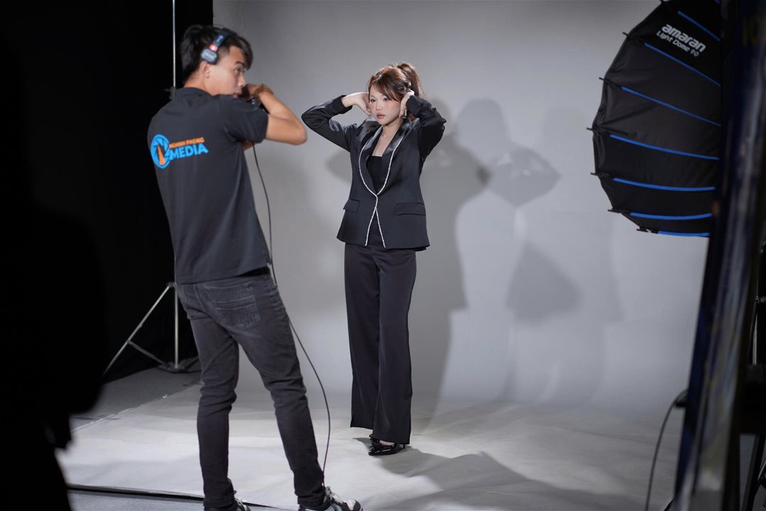 Vòng sơ tuyển Nét đẹp sinh viên Lạc Hồng 2026: 160 thí sinh, chỉ 46 người đi tiếp  Dưới góc nhìn của một sân chơi sinh viên, vòng Sơ khảo của Nét đẹp Sinh viên Lạc Hồng 2026 không đơn thuần là bước “lọc hồ sơ”, mà đang dần hé lộ những gương mặt có khả năng định hình cục diện mùa giải. Khi hơn 160 thí sinh bước vào “Thử thách Studio”, điều đọng lại không chỉ là số lượng, mà là sự xuất hiện rõ nét của những cá nhân có chiến lược thể hiện bản thân.  Điểm đáng chú ý của mùa giải năm nay nằm ở sự “đồng đều nhưng không hòa lẫn”. Nhiều thí sinh không chọn cách an toàn, mà chủ động xây dựng hình ảnh cá nhân ngay từ vòng đầu tiên. Từ ánh nhìn, cách kiểm soát biểu cảm đến lựa chọn trang phục ở cả 2 lượt thi: Chụp trang phục tự chọn (trắng/đen), Chụp đồng phục Khoa/Ngành - tất cả cho thấy sự chuẩn bị có chủ đích, thay vì chỉ là phản xạ trước ống kính.   Ở góc độ chuyên môn, có thể nhận ra một nhóm thí sinh “mạnh” đang dần lộ diện. Họ không nhất thiết là những gương mặt hoàn hảo nhất về ngoại hình, nhưng lại sở hữu những yếu tố quan trọng hơn: khả năng làm chủ không gian, sự ổn định trong phong thái và đặc biệt là tư duy thể hiện bản thân. Trong một thử thách chỉ vỏn vẹn 5 phút, việc tạo ra dấu ấn đủ sâu để được nhớ đến đã trở thành thước đo rõ ràng cho bản lĩnh.   Một thay đổi đáng ghi nhận là cách thí sinh tiếp cận cuộc thi. Nếu trước đây, nhiều bạn xem đây là sân chơi trải nghiệm, thì năm nay, không ít thí sinh bước vào với tâm thế của những “người chơi có chiến lược”. Họ hiểu mình cần gì, cần thể hiện điều gì và làm thế nào để khác biệt. Chính điều đó khiến vòng Sơ khảo không còn là bước đệm nhẹ nhàng, mà trở thành “vòng đấu trí” đầu tiên.   Tuy nhiên, sự xuất hiện của những gương mặt nổi bật cũng đồng nghĩa với việc cuộc cạnh tranh trở nên khốc liệt hơn. Khi khoảng cách giữa các thí sinh ngày càng thu hẹp, yếu tố quyết định không còn nằm ở vẻ ngoài, mà ở khả năng duy trì phong độ và phát triển qua từng vòng thi.  Sơ khảo khép lại, nhưng đồng thời mở ra một bức tranh rõ nét hơn về hành trình phía trước. Những thí sinh “mạnh” đã bắt đầu được gọi tên - không phải bằng danh hiệu, mà bằng cách họ khiến người khác phải nhớ.    Và trong một cuộc thi mà dấu ấn cá nhân là “tấm vé đi tiếp”, thì việc được nhớ đến… chính là lợi thế đầu tiên.Top 46 Nét đẹp Sinh viên Lạc Hồng 2026 sẽ chính thức được công bố vào 19:00 ngày 31/03/2026 trên Fanpage Lac Hong University.   Một số hình ảnh: