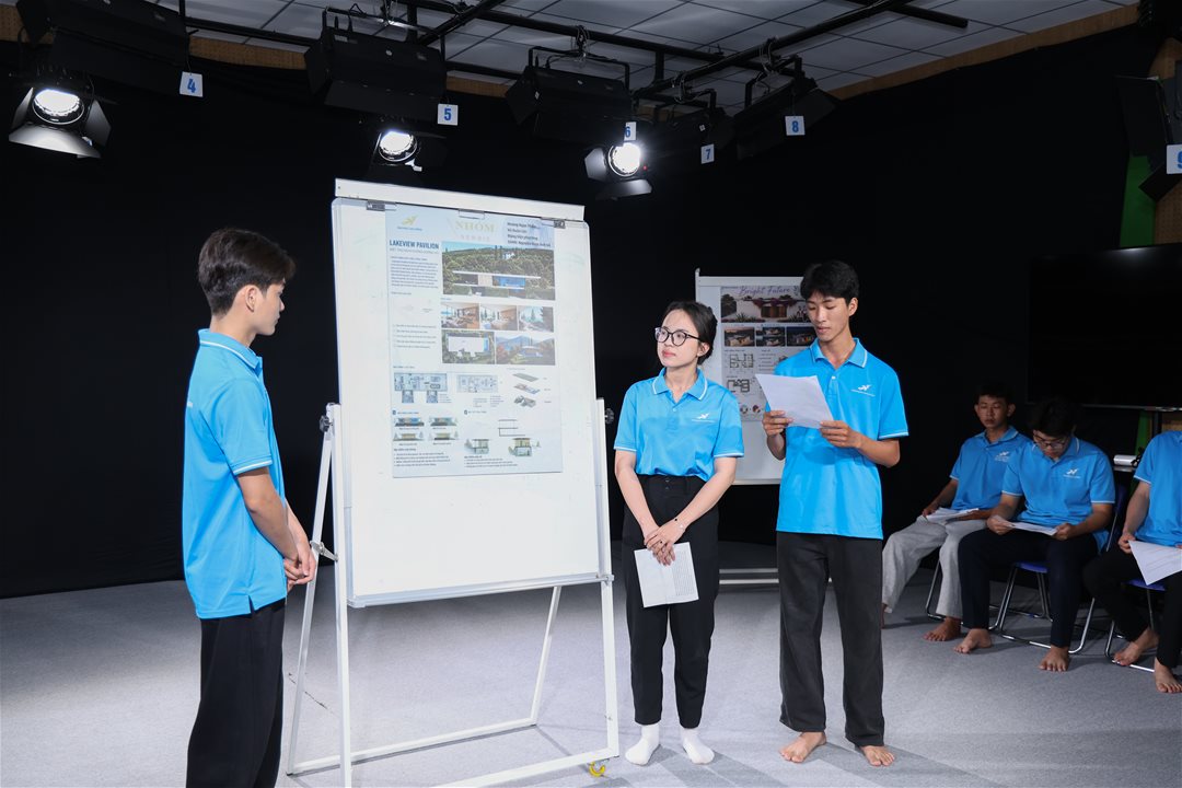 Các đội thi nhiệt huyết thuyết trình trước ban giám khảo về sản phẩm của cả nhóm mình