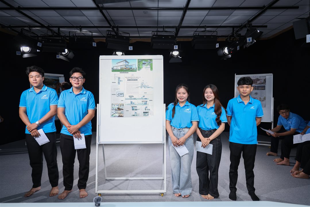 Các đội thi nhiệt huyết thuyết trình trước ban giám khảo về sản phẩm của cả nhóm mình